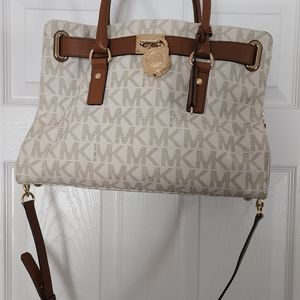 Vanilla Michael Kors Hamilton (large) Traveler/Weekender
